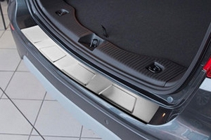 Накладка на задний бампер &quot;4 трапеции&quot; матовая стальная Croni Hyundai i40 2011-2019 ― Auto-Clover