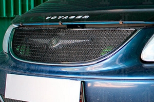 Сетка защитная 3D в решетку радиатора Premium черный Strelka Chrysler Voyager 2001-2008 ― Auto-Clover