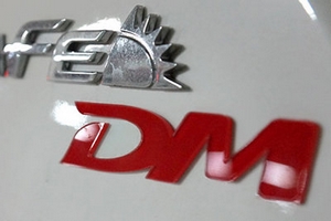 Эмблема-надпись DM slim Эмблемы и логотипы  ― Auto-Clover