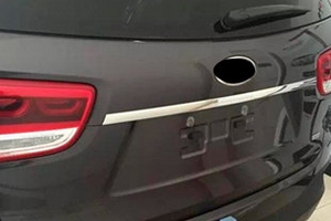 Хромированная накладка на крышку багажника над номером OEM-Tuning KIA Sorento Prime 2015-2019 ― Auto-Clover