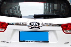Хромированная накладка на крышку багажника вокруг логотипа OEM-Tuning KIA Sorento Prime 2015-2019 ― Auto-Clover