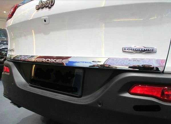 Хромированная накладка на нижнюю кромку двери багажника OEM-Tuning Jeep Cherokee 2014-2019 no.13370