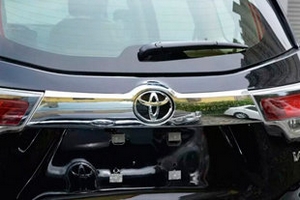 Хромированная накладка над номером на багажник OEM-Tuning Toyota Highlander 2014-2019 ― Auto-Clover