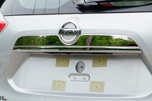 Хромированная накладка над номером на багажник OEM-Tuning Nissan X-Trail 2014-2019 ― Auto-Clover