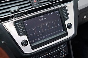 Накладка на экран навигации стальная OEM-Tuning Volkswagen Tiguan II 2016-2019 ― Auto-Clover