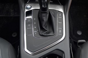 Накладка на панель коробки переключения передач стальная OEM-Tuning Volkswagen Tiguan II 2016-2019 ― Auto-Clover