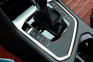 Накладка на панель коробки переключения передач стальная OEM-Tuning Volkswagen Tiguan II 2016-2019 ― Auto-Clover