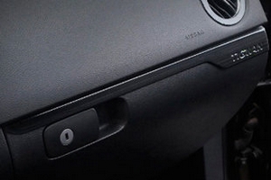 Накладка на перчаточный ящик пластиковая черная OEM-Tuning Volkswagen Tiguan II 2016-2019 ― Auto-Clover