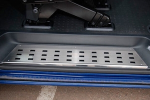 Накладка на пластиковую ступеньку задней двери Alu-Frost Volkswagen Transporter T5 2003-2015 ― Auto-Clover