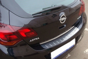 Накладка на площадку заднего бампера Alu-Frost Opel Astra J 2009-2015 ― Auto-Clover