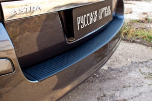Накладка на площадку заднего бампера пластиковая Русская Артель Opel Astra H 2004-2014 ― Auto-Clover