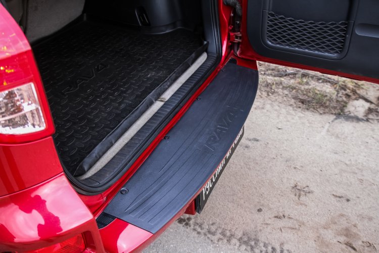 Накладка на площадку заднего бампера пластиковая Русская Артель Toyota RAV4 2006-2012 no.18312