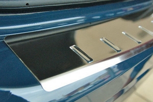 Накладка на площадку заднего бампера с загибом хромированная Alu-Frost Nissan Qashqai 2014-2019 ― Auto-Clover