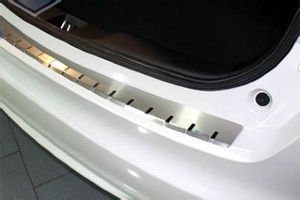 Накладка на площадку заднего бампера с загибом профилированная Alu-Frost Honda Civic IX 2012-2019 ― Auto-Clover