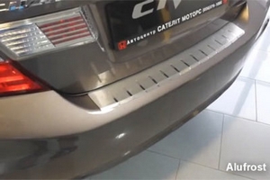 Накладка на площадку заднего бампера с загибом профилированная Alu-Frost Honda Civic IX 2012-2019 ― Auto-Clover