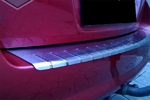 Накладка на площадку заднего бампера с загибом профилированная Alu-Frost Opel Astra H 2004-2014 ― Auto-Clover