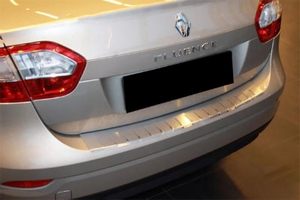 Накладка на площадку заднего бампера с загибом профилированная Alu-Frost Renault Fluence 2010-2019 ― Auto-Clover
