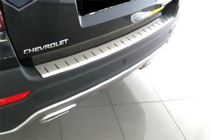 Накладка на площадку заднего бампера с загибом профилированная Alu-Frost Chevrolet Captiva 2006-2019 ― Auto-Clover