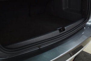 Накладка на порог багажника пластиковая Русская Артель Nissan Terrano 2014-2019 ― Auto-Clover