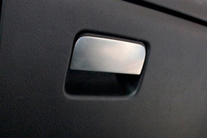 Накладка на ручку перчаточного ящика стальная OEM-Tuning Mitsubishi Outlander III 2013-2019 ― Auto-Clover