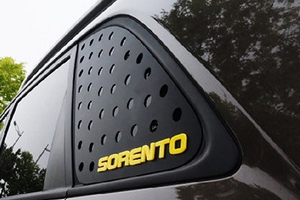 Накладка на заднее стекло бокового окна Dxsoauto Unique KIA Sorento 2009-2012 ― Auto-Clover