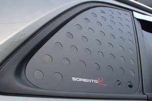 Накладка на заднее стекло бокового окна Racetech KIA Sorento 2009-2012 ― Auto-Clover