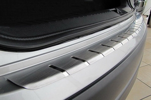 Накладка на задний бампер профилированная с загибом Alu-Frost Toyota Auris 2013-2019 ― Auto-Clover
