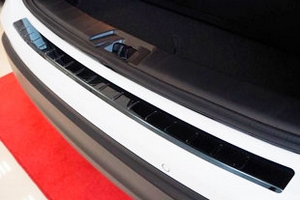 Накладка на задний бампер штампованная черная с загибом Alu-Frost Toyota RAV4 2013-2019 ― Auto-Clover