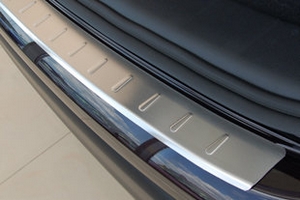 Накладка на задний бампер штампованная с загибом Alu-Frost Toyota Yaris 2011-2019 ― Auto-Clover