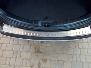 Накладка на задний бампер стальная OEM-Tuning Toyota RAV4 2013-2019 ― Auto-Clover