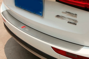 Накладка на задний бампер стальная с загибом S-Line OEM-Tuning Audi Q5 2008-2017 ― Auto-Clover