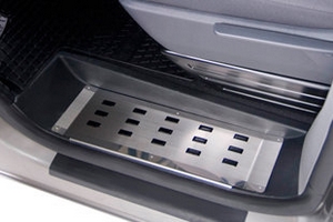 Накладки на пластиковую ступеньку передних дверей Alu-Frost Volkswagen Crafter 2006-2019 ― Auto-Clover