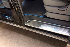 Накладки на пороги с Led подсветкой стальные OEM-Tuning Hyundai Grand Starex (H-1) 2007-2019 ― Auto-Clover