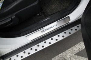 Накладки на пороги стальные Alu-Frost KIA Sorento 2009-2012 ― Auto-Clover