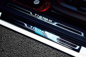Накладки на пороги стальные (черные) OEM-Tuning Volkswagen Tiguan II 2016-2019 ― Auto-Clover