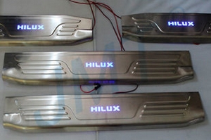 Накладки на пороги стальные с LED подсветкой JMT Toyota Hilux 2005-2015 ― Auto-Clover