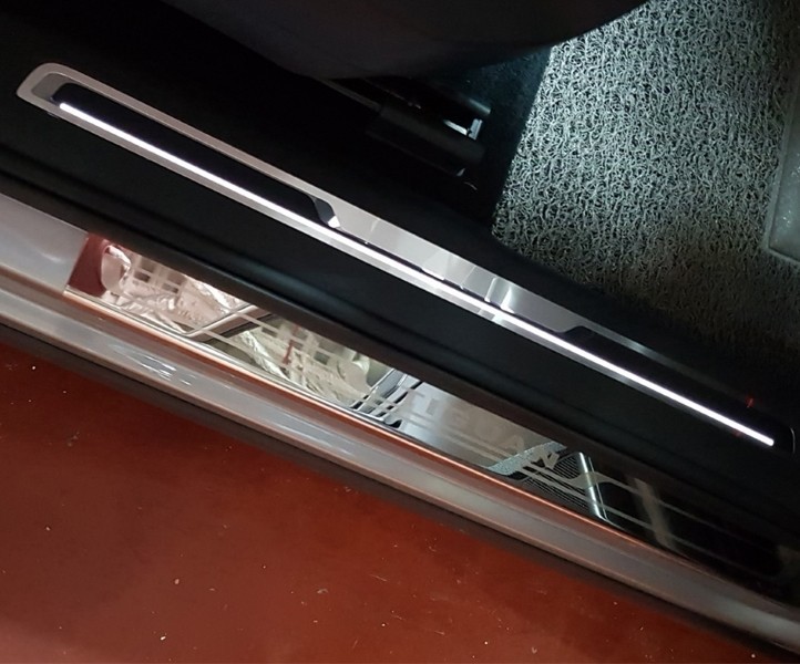 Накладки на пороги стальные (серебристые) OEM-Tuning Volkswagen Tiguan II 2016-2019 no.5590