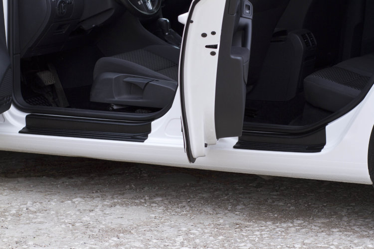 Накладки на внутренние пороги дверей пластиковые (вариант 2) Русская Артель Volkswagen Golf VI 2009-2013 no.606