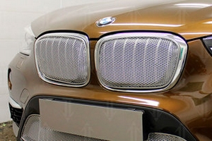 Сетка защитная 3D в решетку радиатора Premium хром Strelka BMW X1 (F48) 2015-2019 ― Auto-Clover