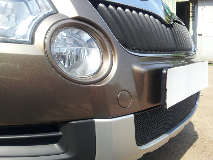Сетка защитная в бампер Premium черный Strelka Skoda Yeti 2010-2019 no.6399