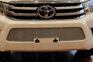 Сетка защитная в бампер Premium хром Strelka Toyota Hilux 2015-2019 ― Auto-Clover