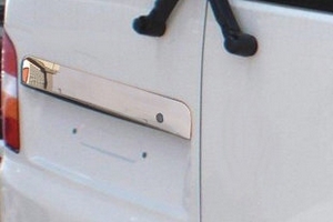 Стальная накладка на крышку багажника над номером (2 двери) Omsa Line Volkswagen Transporter T5 2003-2015 ― Auto-Clover