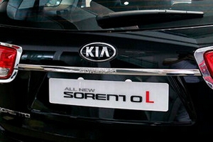 Стальная накладка на крышку багажника над номером OEM-Tuning KIA Sorento Prime 2015-2019 ― Auto-Clover