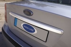 Стальная накладка на крышку багажника над номером Omsa Line Ford Focus II 2005-2010 ― Auto-Clover