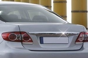 Стальная накладка на крышку багажника над номером Omsa Line Toyota Corolla 2007-2013 ― Auto-Clover