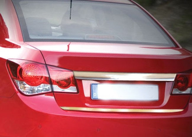 Стальная накладка на крышку багажника над номером Omsa Line Chevrolet Cruze 2008-2016 no.16149