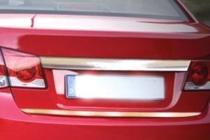 Стальная накладка на крышку багажника над номером Omsa Line Chevrolet Cruze 2008-2016 ― Auto-Clover
