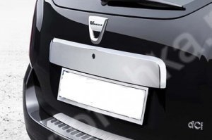 Стальная накладка на крышку багажника над номером Omsa Line Renault Duster 2011-2019 ― Auto-Clover