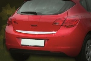 Стальная накладка на нижнюю кромку крышки багажника Opel Astra J 2009-2015 ― Auto-Clover