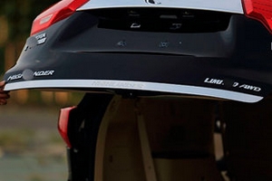 Стальная накладка с надписью черного цвета на кромку багажника OEM-Tuning Toyota Highlander 2014-2019 ― Auto-Clover